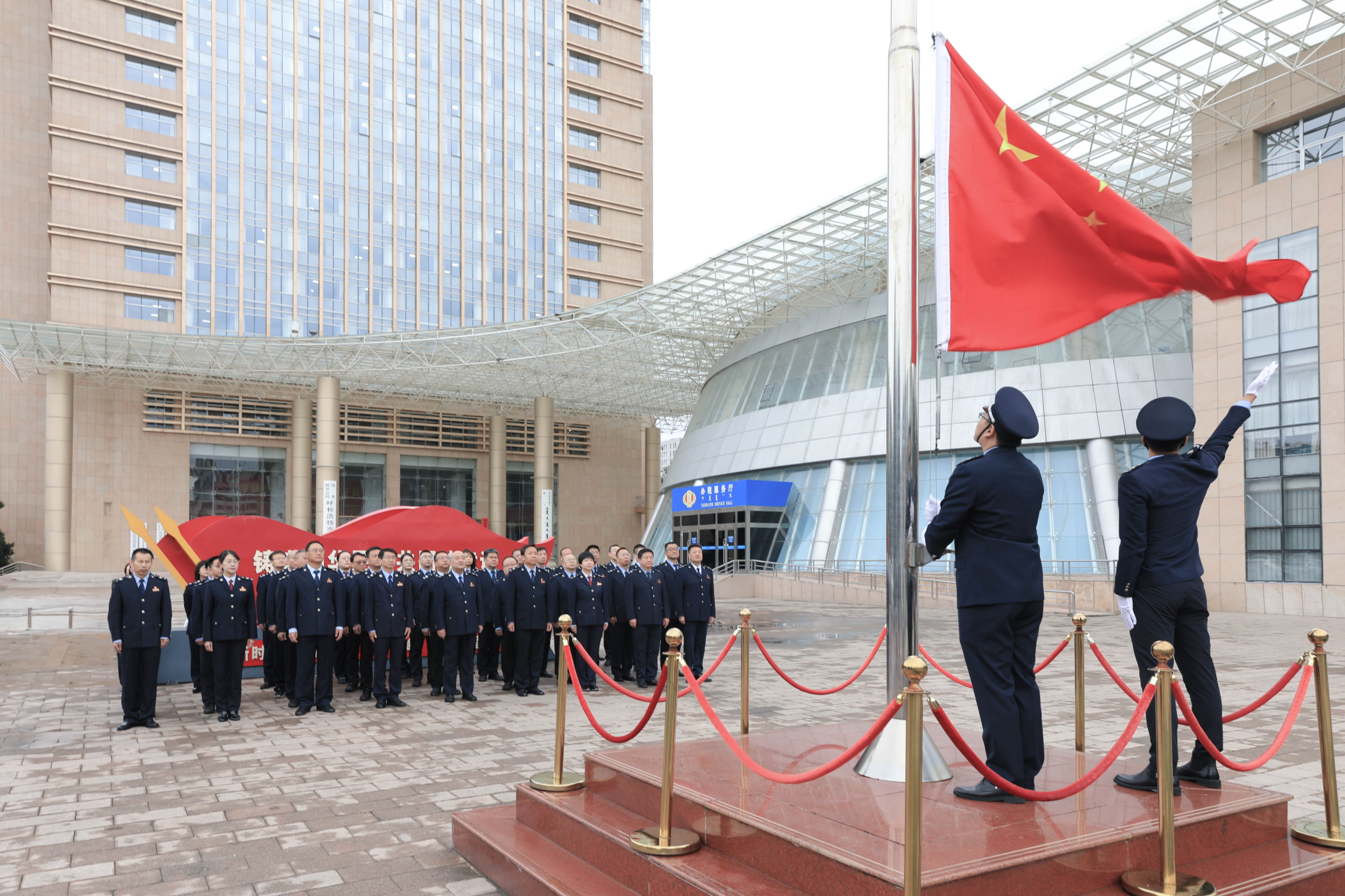 呼和浩特市税务系统举行升国旗仪式