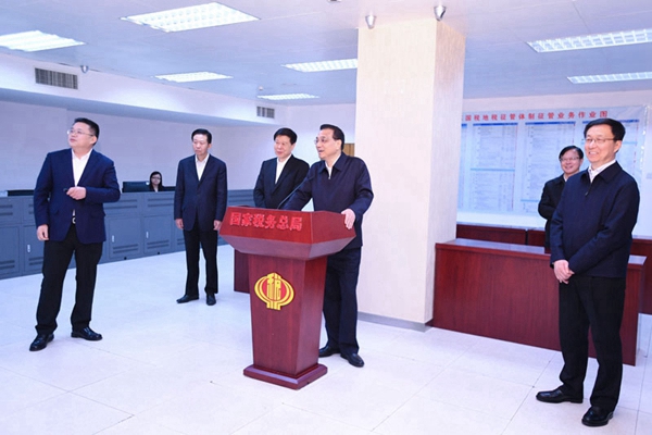 李克强现场连线基层税务人员：算好...